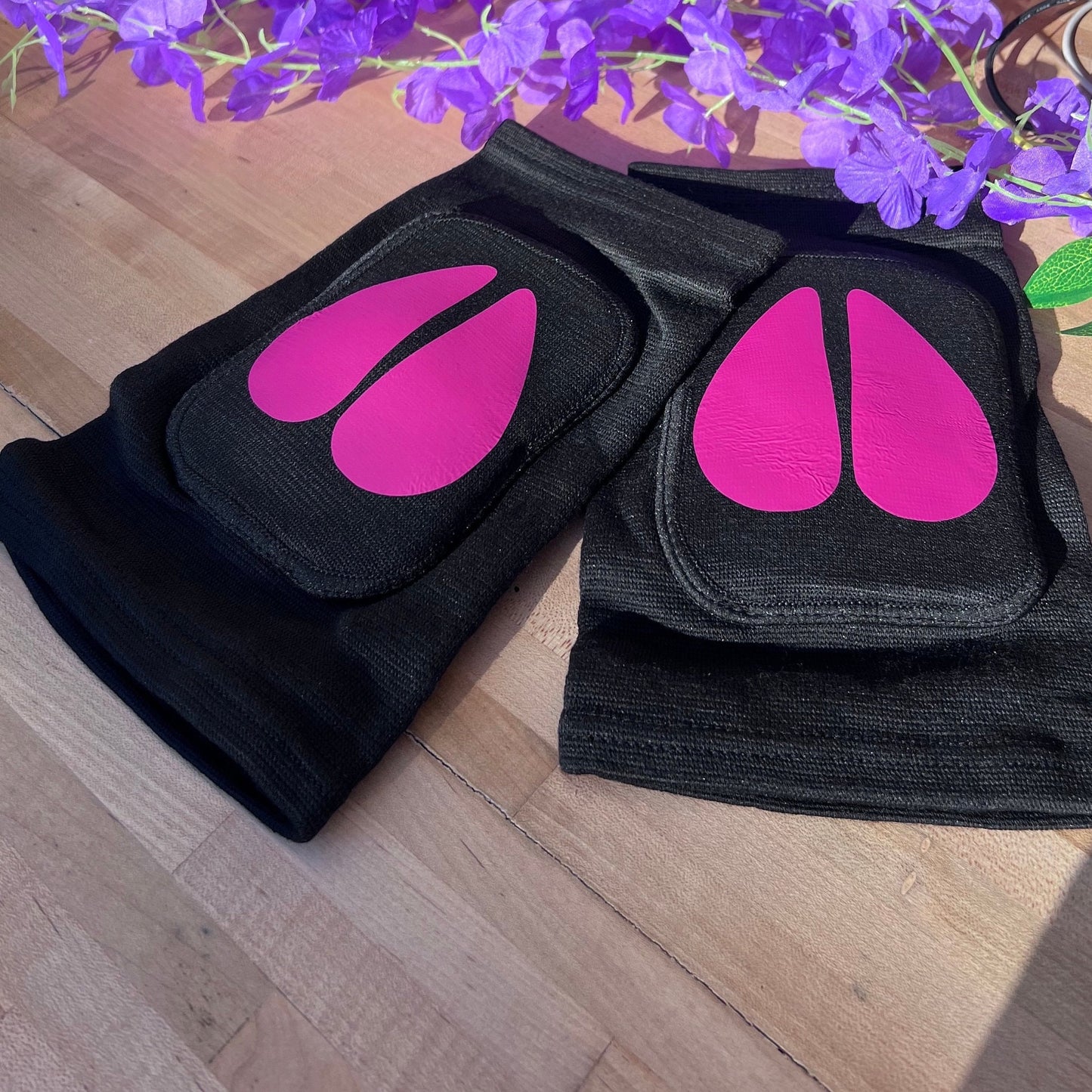 Adult knee pads featuring cow hoof designs at the center, adding a playful and themed touch for pet play or farm-inspired looks.