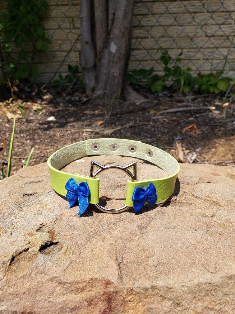 Green Cat Choker with Bows, Adjustable Faux Leather Cat Collar | Vixen's Hidden Desires