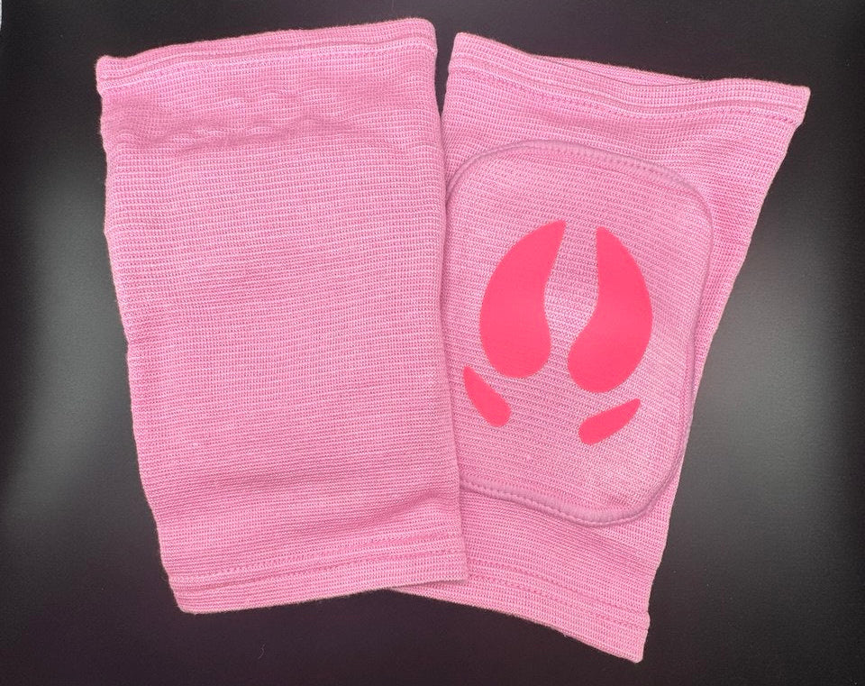 ribbed knit light pink knee pads with pink pig hooves in center