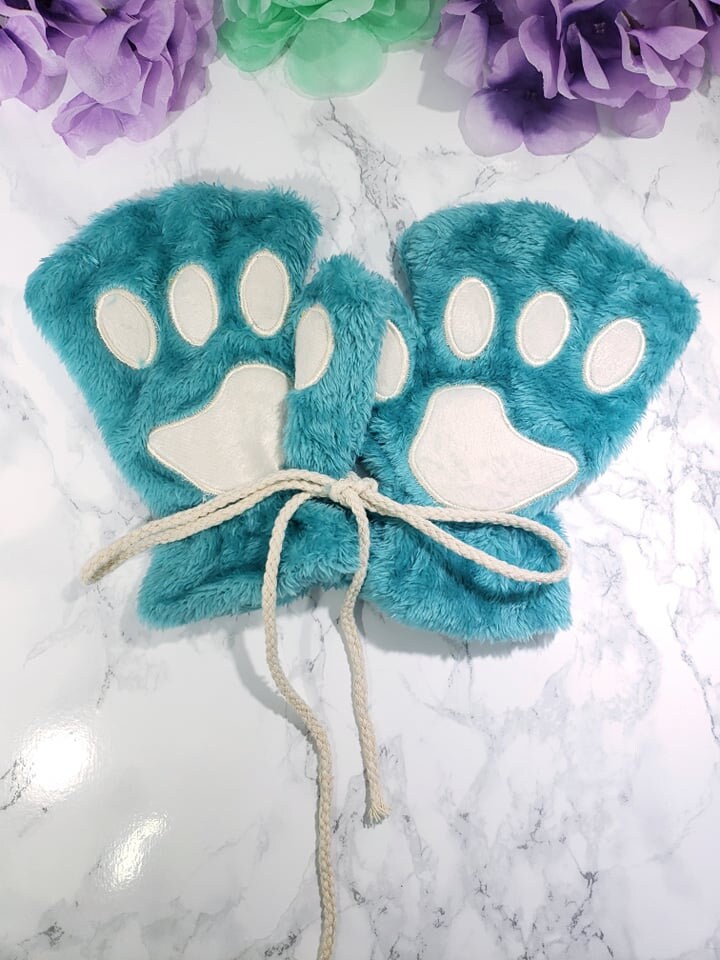 Cosplay paws set iteal, featuring soft, fluffy animal paw gloves, perfect for pet play or cute cosplay looks.